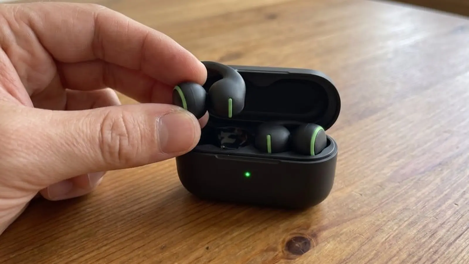 Uniklé marketingové snímky Galaxy Buds On s klipem