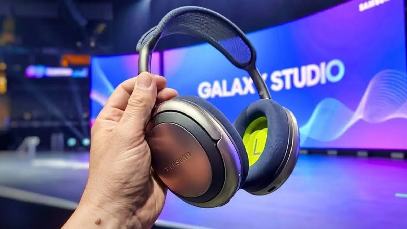 Samsung SM-U700: návrat přenosných sluchátek přes uši