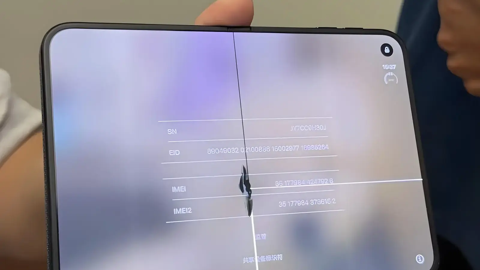 iPhone Duo: Vnitřní displeje praskají u prvních zákazníků