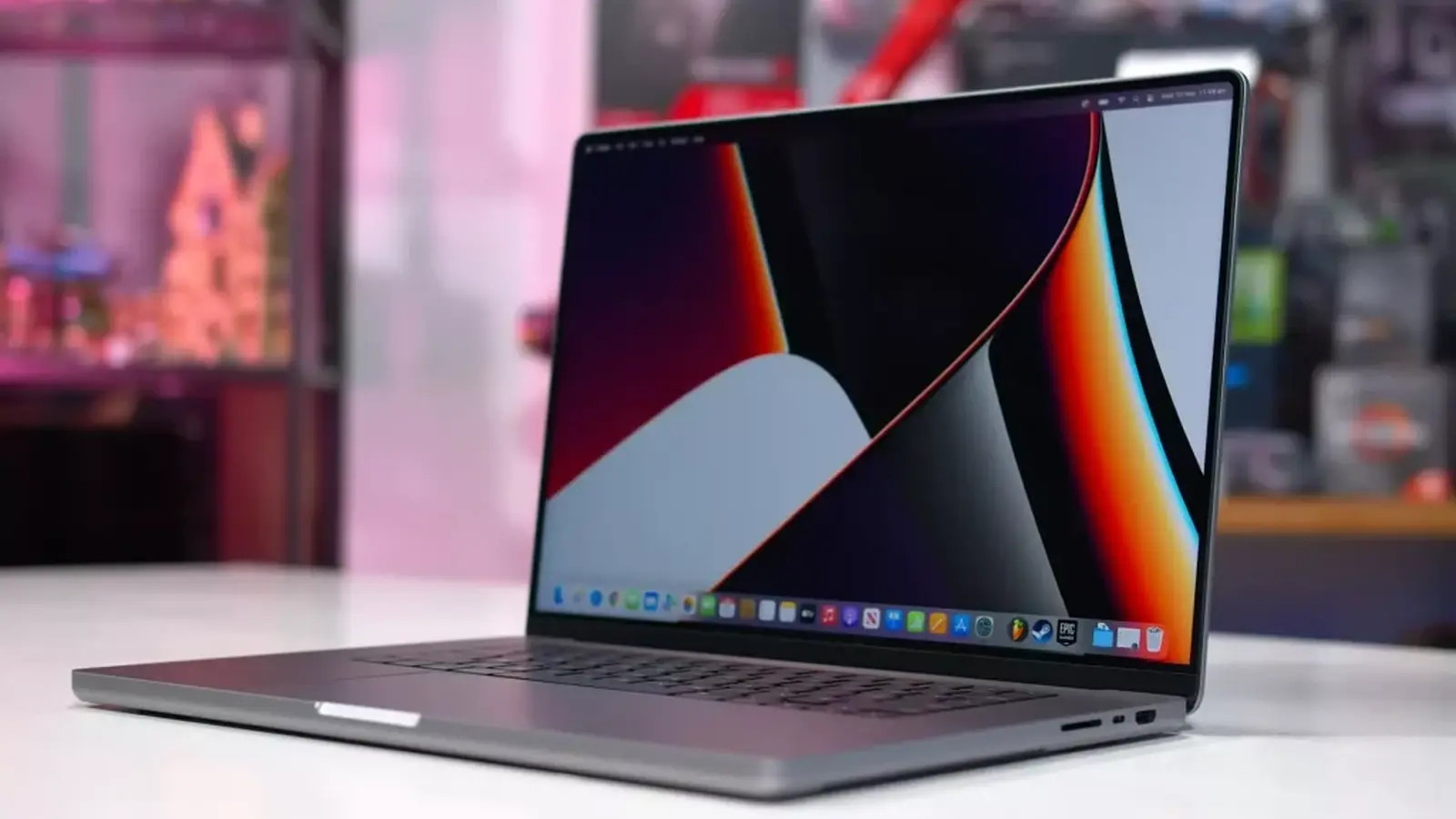 Apple oznámí OLED MacBook Pro s čipy M5, nikoli M6