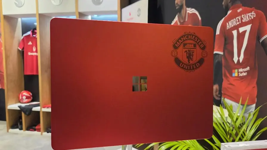 Červený Surface Laptop Manchester United v limitované edici
