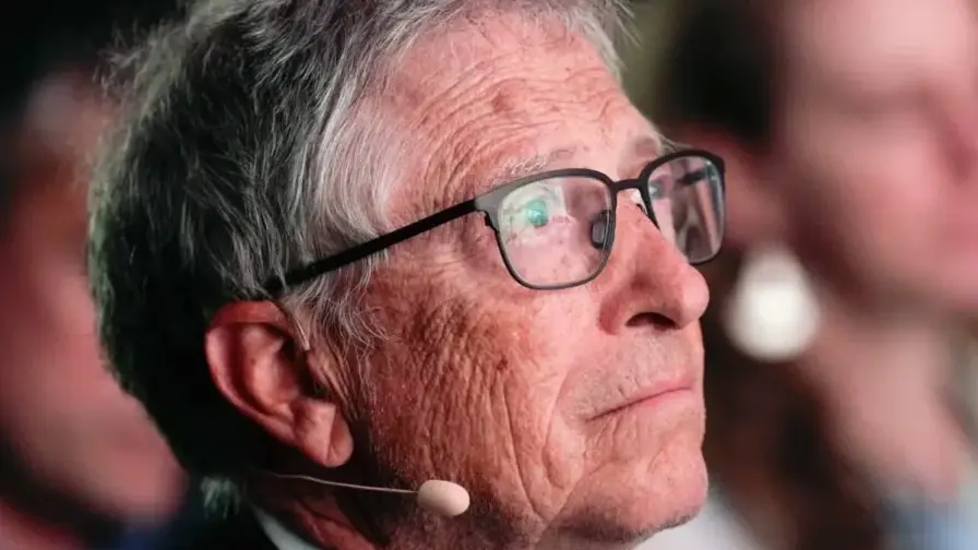 Gates varuje: AI povede k nárůstu kyberútoků příští rok