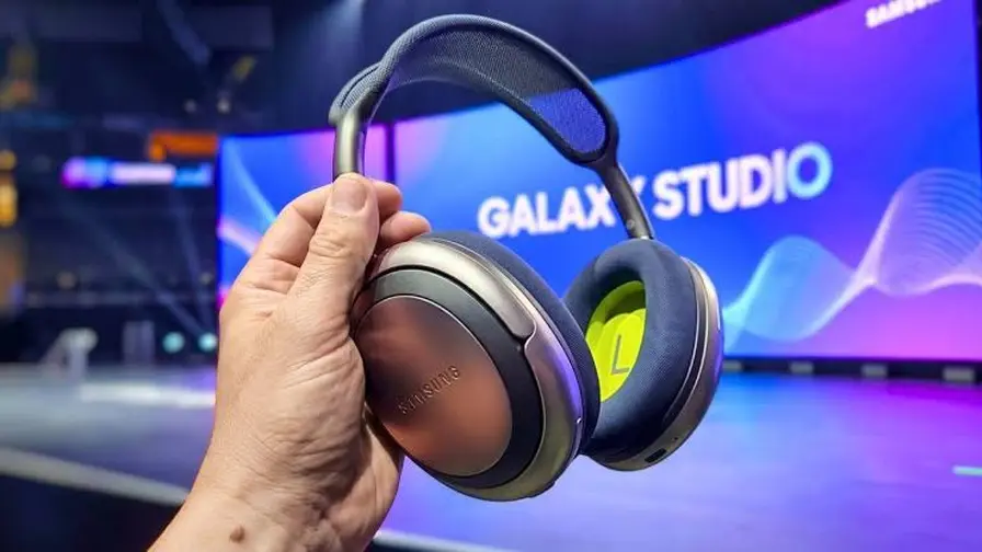 Samsung SM-U700: návrat přenosných sluchátek přes uši Samsung SM-U700: návrat přenosných sluchátek přes uši