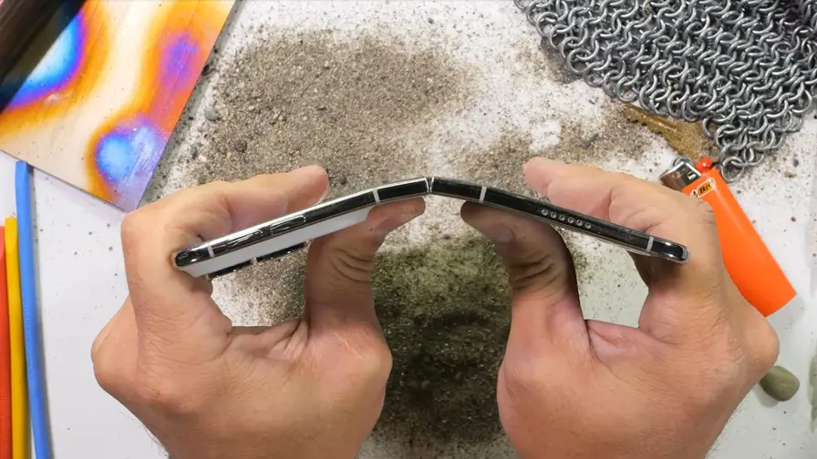 Test odolnosti iPhone Duo: špína, pant a poškození